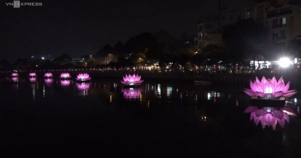 Bảy đóa sen khổng lồ được thắp sáng trên kênh Nhiêu Lộc