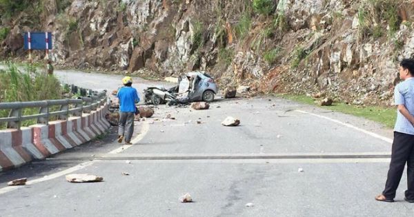 Đá lở đè nát ô tô khiến tài xế tử vong tại Lai Châu