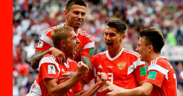 World Cup 2018: Hàng công tiếp tục bùng nổ, chủ nhà Nga vượt qua Ai Cập
