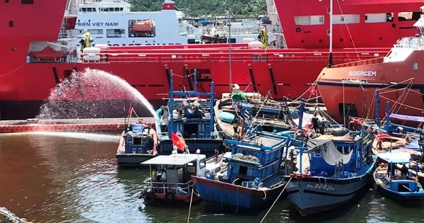 Đà Nẵng: 3.000 lít dầu tràn ra biển do chìm tàu