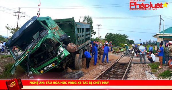 Nghệ An: Tàu hỏa húc văng xe tải bị chết máy