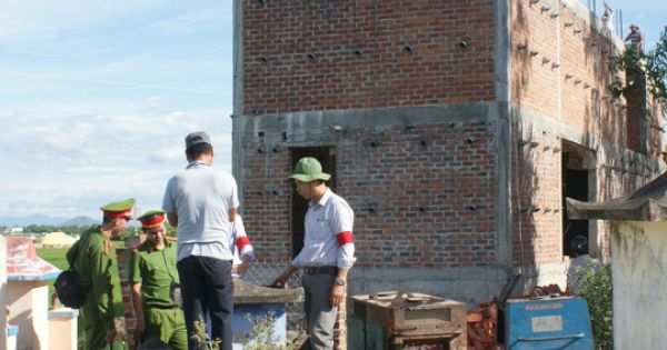Bình Định: Cưỡng chế nhà “quan” thôn xây trên đất lấn chiếm