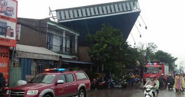 TP HCM: Biển quảng cáo khổng lồ đổ sập trong mưa, một người tử vong