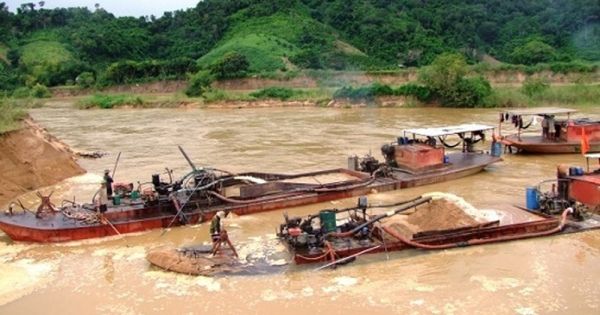Bình Thuận: Đoàn kiểm tra khai thác cát lậu đến hiện trường nhưng chỉ… đứng nhìn