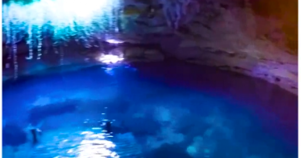 Hồ bơi nằm ẩn mình trong hang đá ở Mỹ