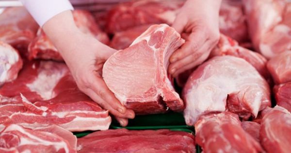 Tiêu hủy thịt heo, xúc xích “xách tay” từ Trung Quốc để tránh dịch bệnh