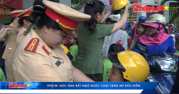 TP HCM: Học sinh bất ngờ được CSGT tặng mũ bảo hiểm