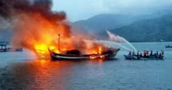 Tàu chở 10.000 lít dầu cháy rụi ở Phú Quốc, thiệt hại 13 tỉ đồng