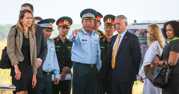 Bộ trưởng Quốc phòng Mỹ làm việc tại sân bay Biên Hòa