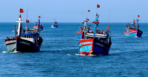 Quảng Ngãi: Tàu cá phát nổ gần đảo Lý Sơn, nhiều người thương vong