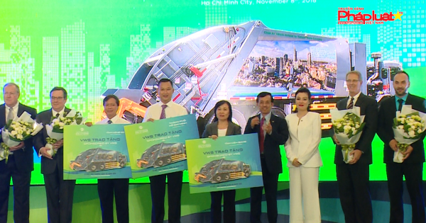 VWS trao tặng 6 xe vận chuyển rác công nghệ Hoa Kỳ cho TPHCM, Long An, Kiên Giang