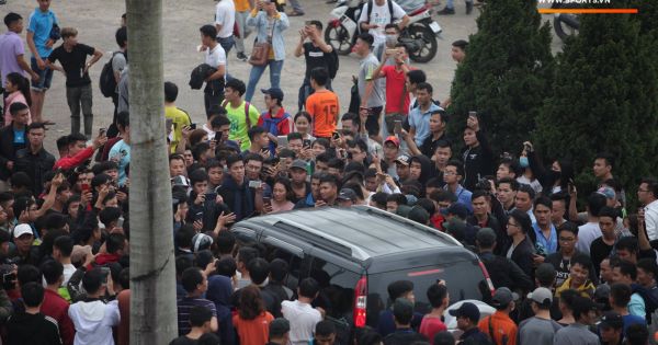 Nhân viên VFF tháo chạy vì hết vé trận Việt Nam - Malaysia, fan đuổi theo chặn xe như phim hành động