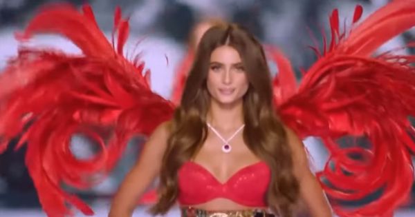 Unofficial videos from the 2018 Victoria's Secret Fashion Show live