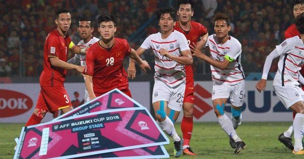 Bắt tại trận bảo vệ Liên đoàn Bóng đá Việt Nam tuồn vé mời cho trùm phe vé