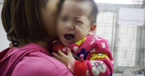 Hàng chục trẻ nhập viện vì liệt mặt, méo miệng do rét