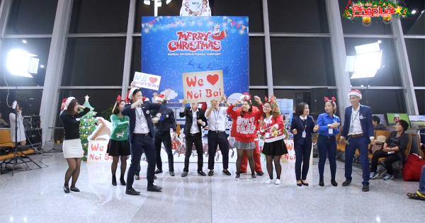 Hành khách bất ngờ được nhận quà Noel ở sân bay Nội Bài