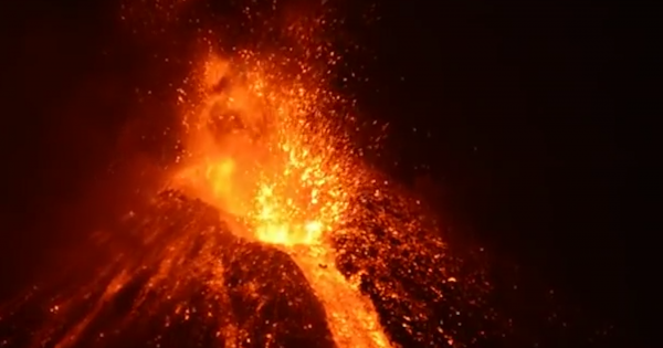 Núi lửa tiếp tục phun trào dữ dội, Indonesia nâng mức cảnh báo cao nhất