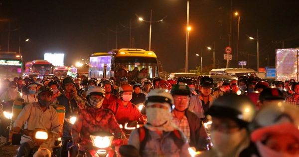 Người dân trở lại thành phố sau lễ, cửa ngõ phía tây Sài Gòn ùn tắc