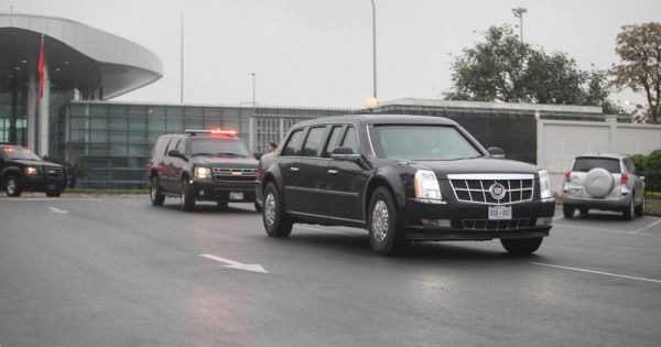 “Quái thú” của Tổng thống Trump cùng đoàn xe phục vụ chạy về trung tâm Hà Nội
