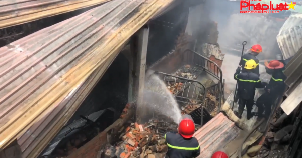 TPHCM: Cháy lớn thiêu rụi hoàn toàn 2 căn nhà