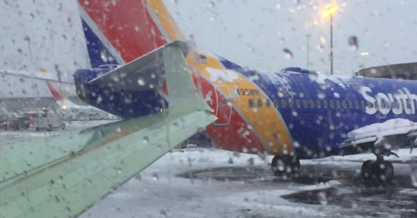 Máy bay Mỹ va quẹt trên đường băng vì thời tiết xấu