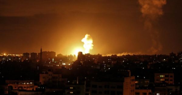 Israel bất ngờ không kích cứ điểm Hamas ở Dải Gaza