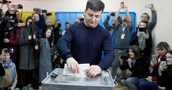 Bầu cử Ukraine: Diễn viên hài Zelenskiy bất ngờ dẫn đầu sau vòng một