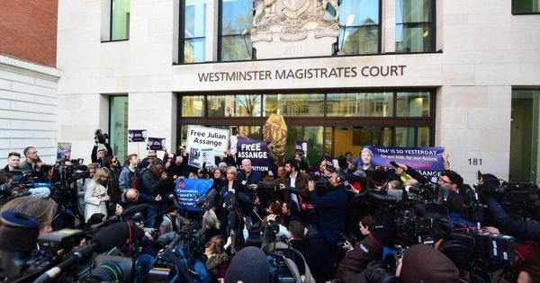 Nhà sáng lập WikiLeaks ra hầu tòa ở London, Anh quốc