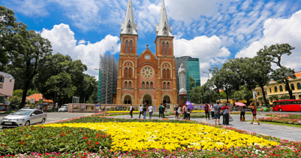 Nhà thờ Đức Bà Sài Gòn 4 năm nữa mới trùng tu xong
