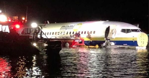 Máy bay Boeing 737 chở 143 người trượt đường băng, lao xuống sông
