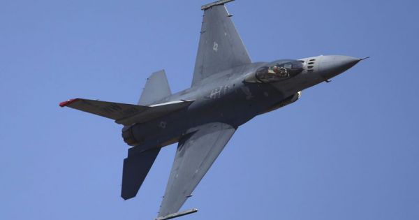Tiêm kích F-16 rơi trúng nhà kho gần căn cứ quân sự Mỹ