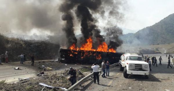Mexico: Xe buýt va chạm kinh hoàng, ít nhất 50 người thương vong
