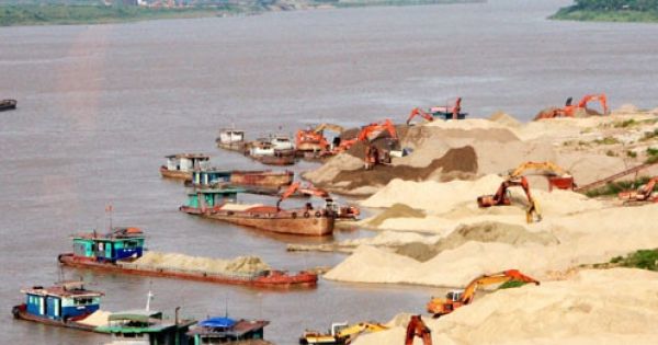 Hà Nội: Giải tỏa bến bãi vật liệu xây dựng trái phép ven sông trước mùa mưa lũ