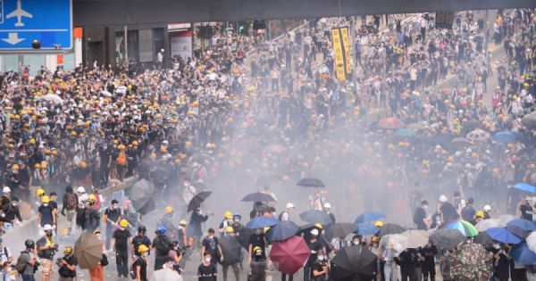 Cảnh sát Hong Kong dùng vũ lực trấn áp người biểu tình