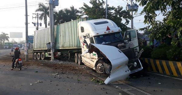 Tai nạn thảm khốc: Container tông vào ô tô, 5 người tử vong
