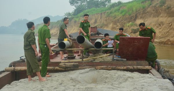 Tuyên Quang: Bắt nhiều đối tượng khai thác cát trái phép trên sông Lô