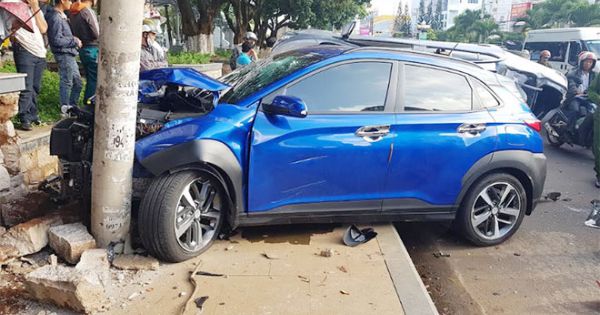 Gia Lai: Xe ô tô “điên” tông liên hoàn hàng loạt xe dừng ở đèn đỏ khiến 5 người bị thương nặng