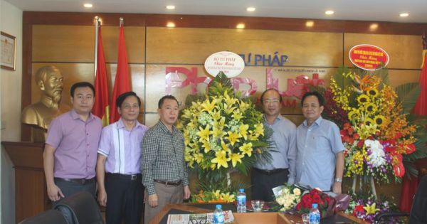 Thứ trưởng Phan Chí Hiếu chúc mừng Báo PLVN và trao quyết định tái bổ nhiệm Tổng Biên tập Đào Văn Hội