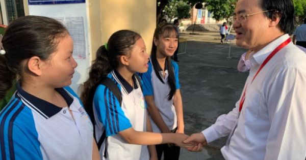 Bộ trưởng GD-ĐT Phùng Xuân Nhạ kiểm tra công tác thi tại Long An