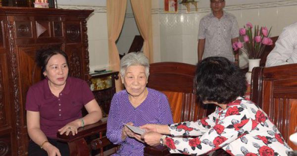 Bà Trương Thị Mai tặng quà cho người có công tại Bạc Liêu.
