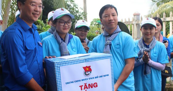 Bí thư thứ nhất Trung ương Đoàn thăm thanh niên tình nguyện tỉnh Bạc Liêu