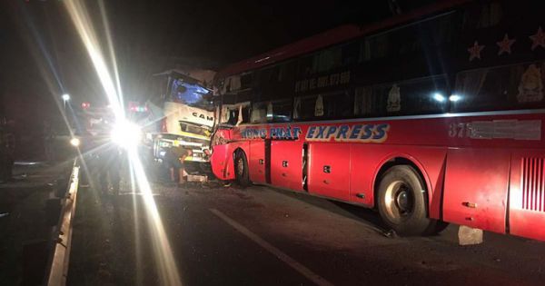 Đà Nẵng: Ô tô khách lấn làn gây ra tai nạn, 1 người tử vong, 12 người bị thương