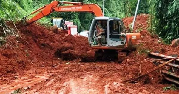 Lâm Đồng: Đèo Bảo Lộc sạt lở tan hoang, kẹt xe nối dài hàng chục km
