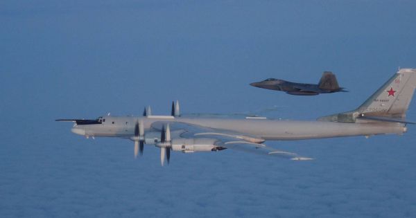 Tiêm kích Mỹ chặn máy bay ném bom Nga gần Alaska