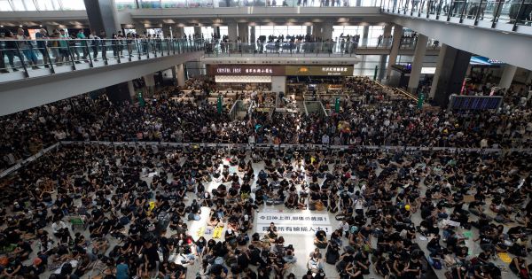 Sân bay Hong Kong mở cửa trở lại, đặc khu vẫn chìm trong bất ổn