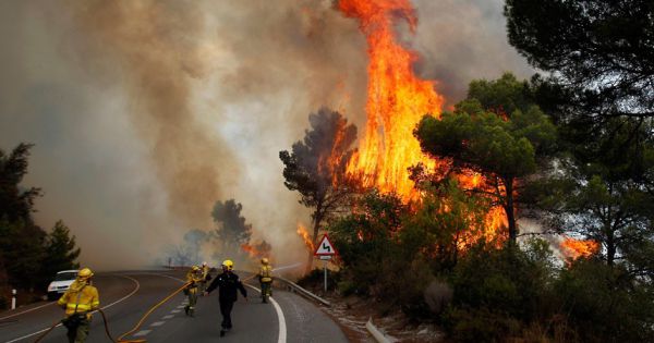 Tây Ban Nha sơ tán 8.000 người dân tại Canary vì cháy rừng