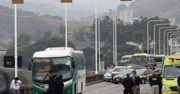 Brazil: Cảnh sát tiêu diệt hung thủ bắt cóc xe buýt, giải cứu 37 người