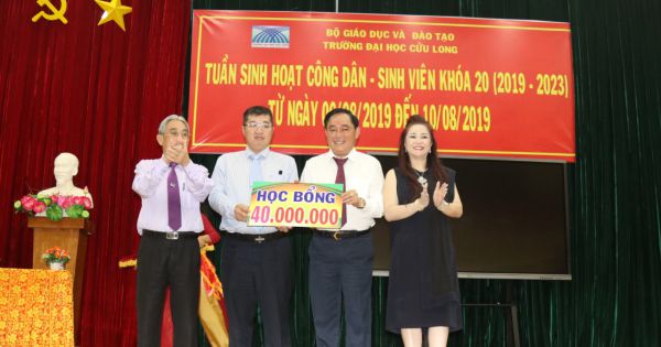 Doanh nhân Huỳnh Uy Dũng và CEO Nguyễn Phương Hằng giao lưu và trao học bổng cho tân sinh viên