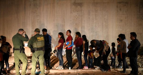 Mỹ: Liên minh 20 bang sẽ kiện chính quyền TT Trump về vấn đề nhập cư