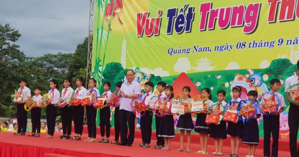 Thủ tướng Nguyễn Xuân Phúc vui Tết Trung thu cùng trẻ em Quảng Nam